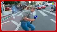 Repórter australiana é atingida por tiro de borracha em protesto contra políticas de imigração de Trump