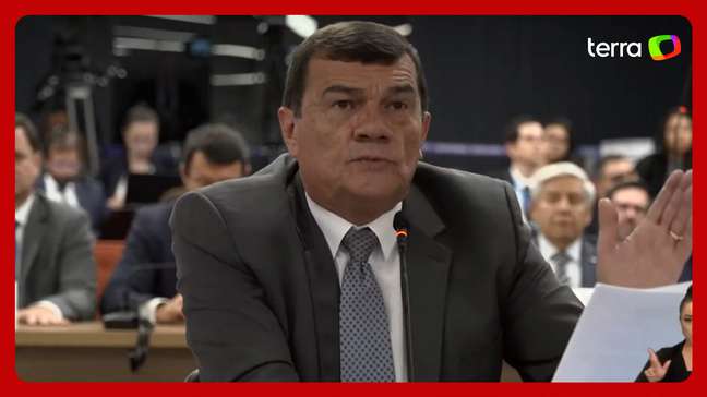Paulo Sérgio reclama com advogado e arranca risos da plateia: ‘Você não combinou comigo’